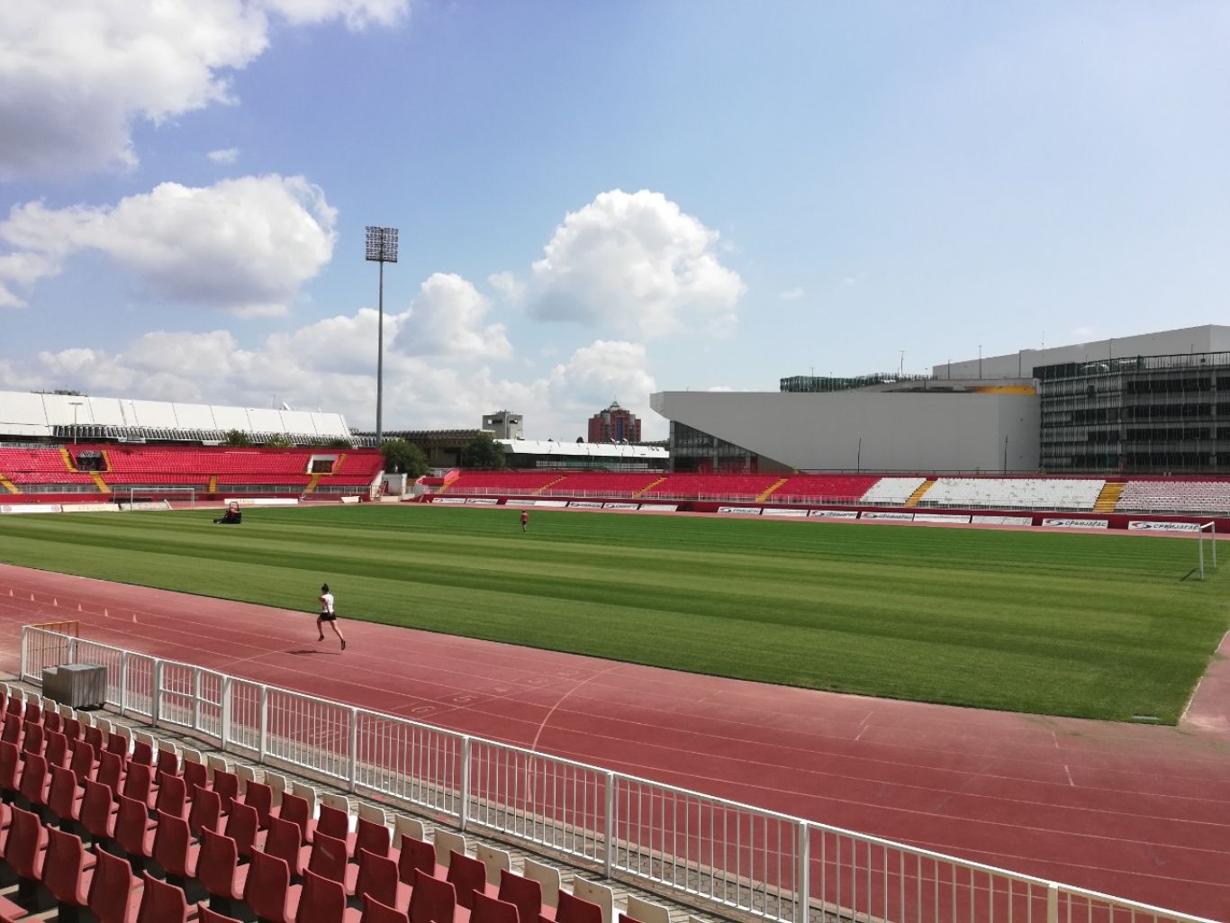 สนามแข่ง : Karađorđe Stadium